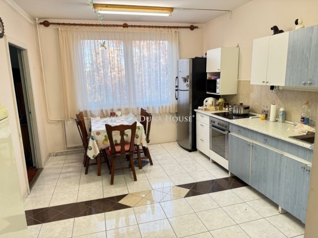 Debreceni 54 nm-es lak�s elad�