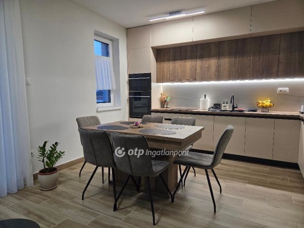 Debreceni 62 nm-es lak�s kiad�