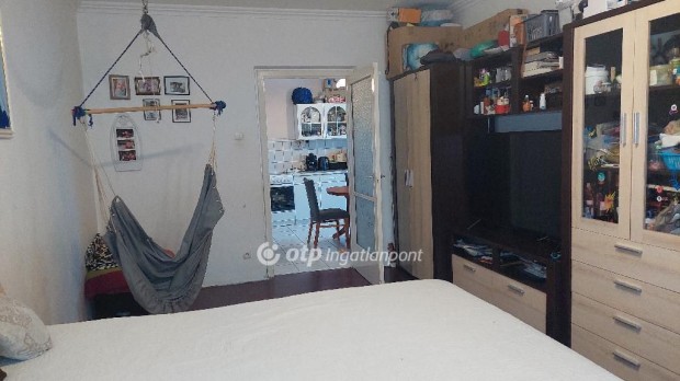 Debreceni 66 nm-es lak�s elad�