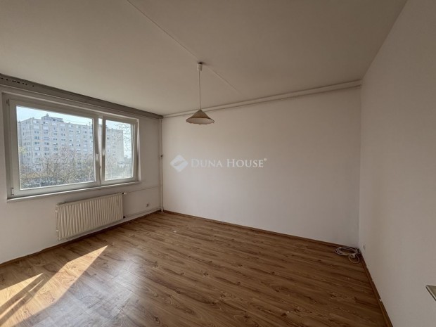 Debreceni 73 nm-es lak�s elad�