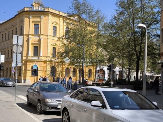 Debreceni 81 nm-es lak�s elad�