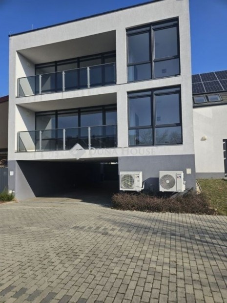 Debreceni elad� 326 nm-es lak�s