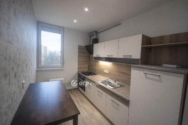 Debreceni elad� 55 nm-es lak�s