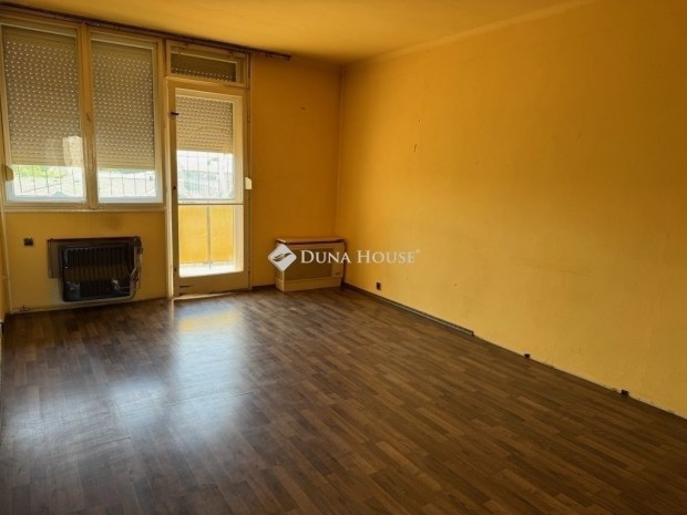 Debreceni elad� 56 nm-es lak�s