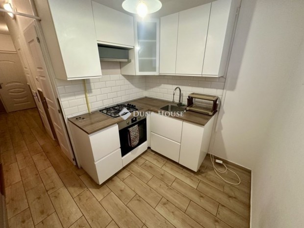 Debreceni elad� 71 nm-es lak�s