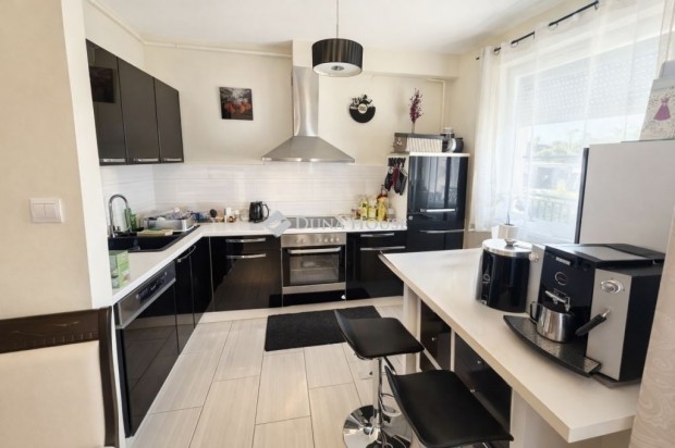 Debreceni elad� 73 nm-es lak�s