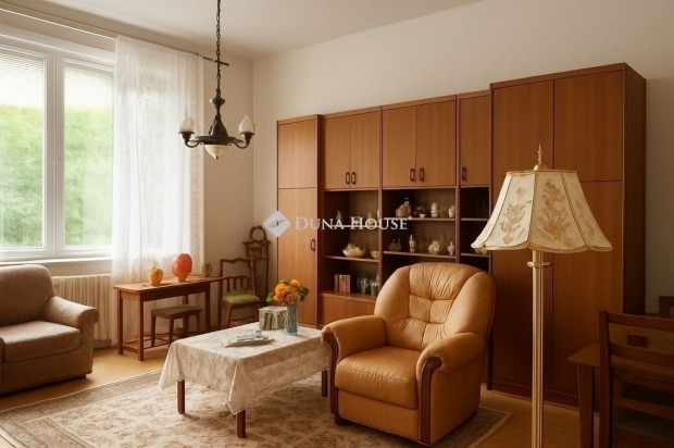 Debreceni elad� 74 nm-es lak�s