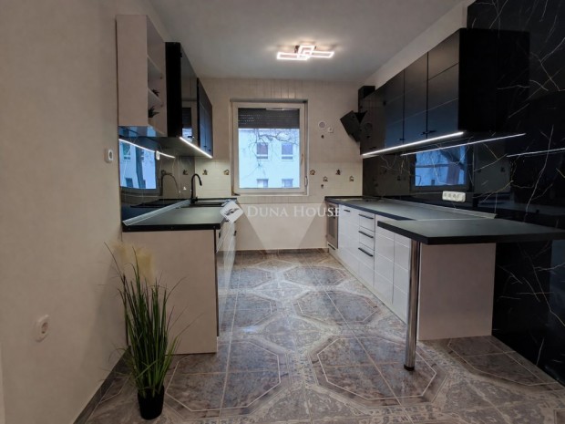 Debreceni elad� 99 nm-es lak�s