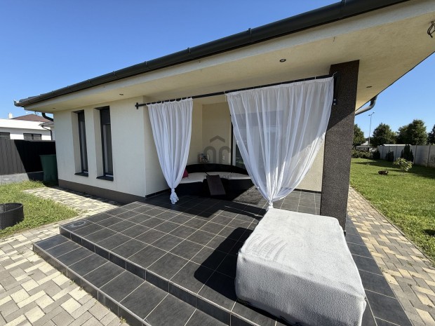 Debreceni elad� t�gla csal�di h�z