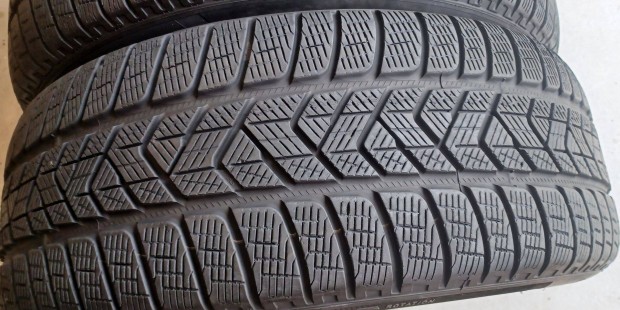 Defekttűrő Pirelli Scorpion MOE 235/55 R19 téli gumik 4db