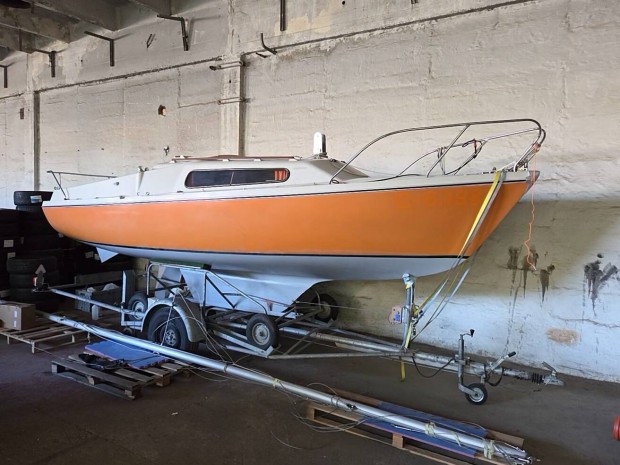 Dehler Varianta 65 vitorlshaj magyar rendszmos utnfutval.