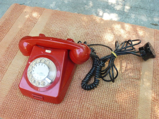 Dekorációnak való régi tárcsázós , vezetékes telefon