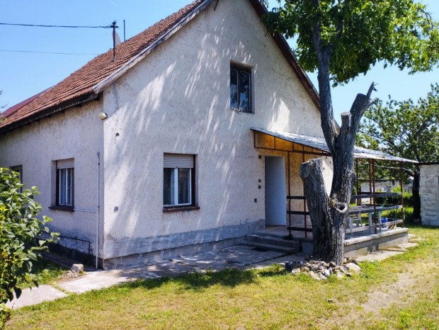 Délegyháza, Központ közeli utca, 80 m2-es, családi ház, 2 szobás