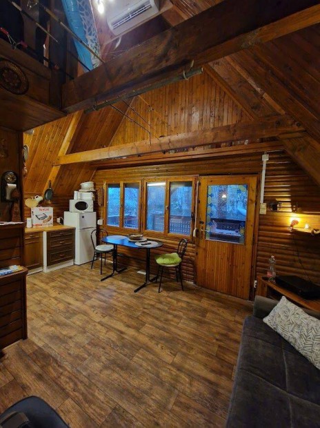 D�legyh�za legszebb r�sz�n hangulatos t�lies�tett fah�z elad�