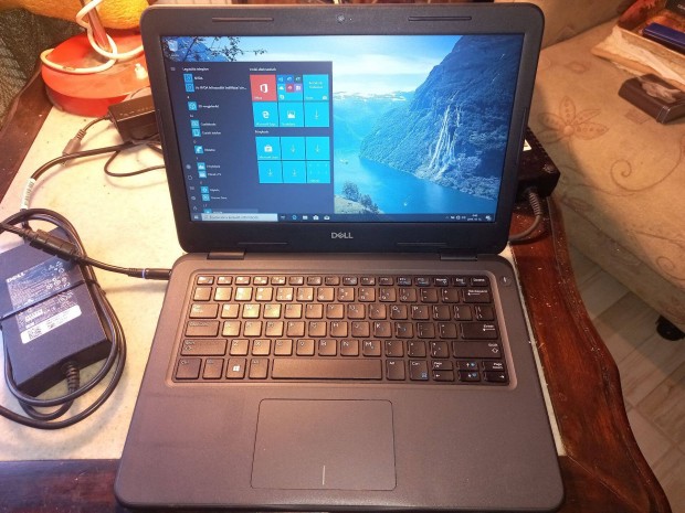 Dell 7. gen. Core i3 kamerás notebook, WIN 10, 128 SSD, 8 GB ram