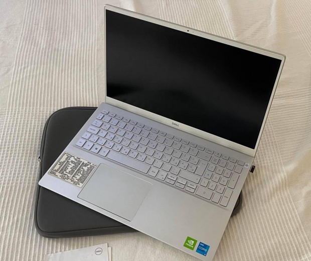 Dell Inspiron 15' 5000 Ezüst színü + ajándék tok és egér