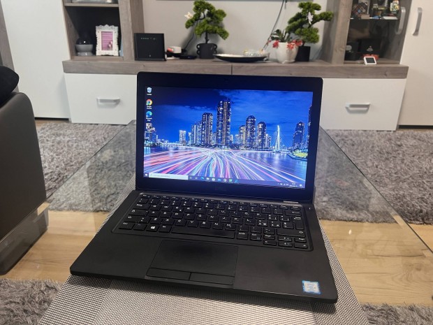 Dell Latitude 5290 12.5 HD Laptop i5 8350 4 Mag 8 GB 256 SSD Számla