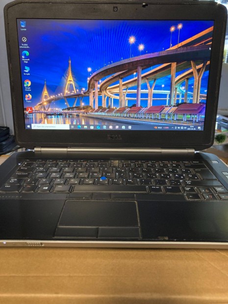 Dell üzleti laptop: i5, 8GB RAM, 120GB SSD, világító Magyar billentyű