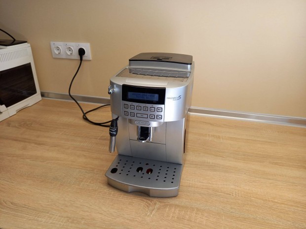 Delonghi Magnifica S Plus ECAM 22.320SB kávéautomata