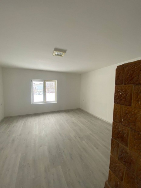 Demecser,azonnal k�lt�zhet� fel�j�tott csal�di h�z elad�!