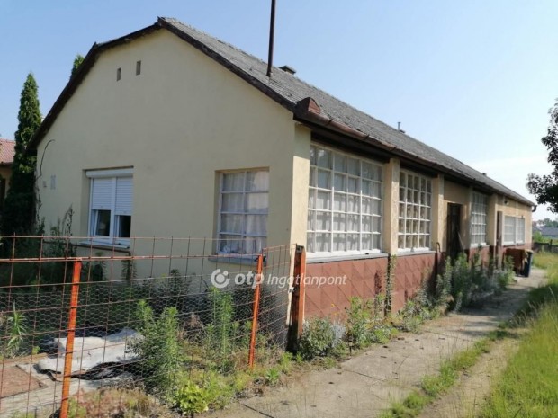 Demecseri 110 nm-es h�z elad�