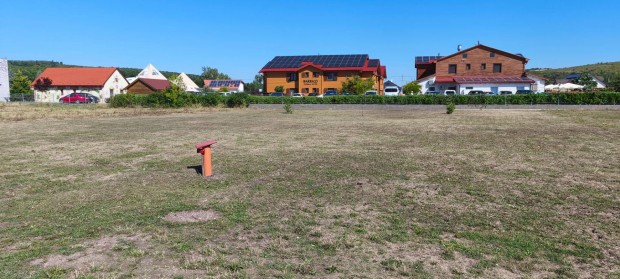 Demj�nben a f�rd� k�zel�ben 2 db szomsz�dos telek elad�