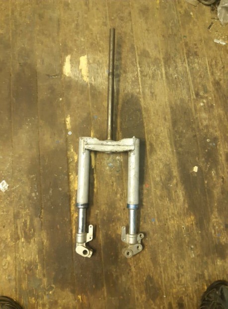 Derbi Predator els� teleszk�p