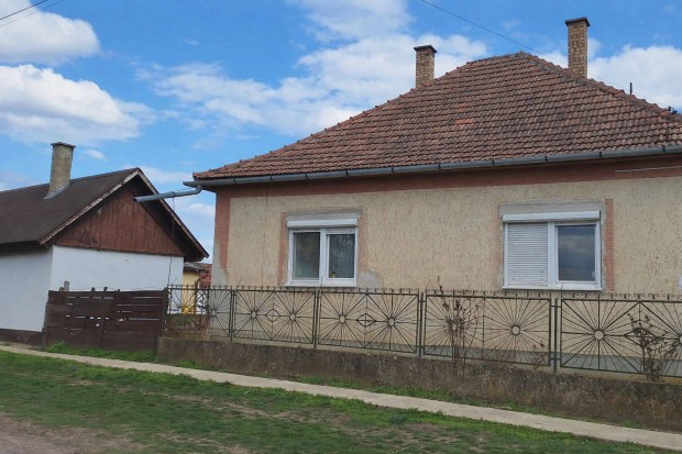 Derecsk�n 2 szob�s csal�di h�z 1698 nm-es telekkel elad�!