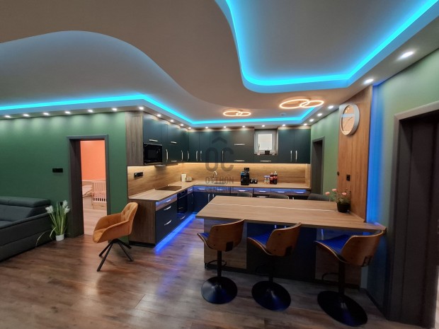 Derecsk�n luxus min�s�gbe elad� h�z, teljesen feluj�tott mell�k�p�lett