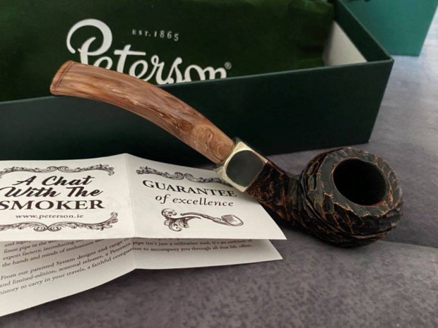 Derry Rusticated 80s Peterson pipa - j! + Black GOLD Dohny