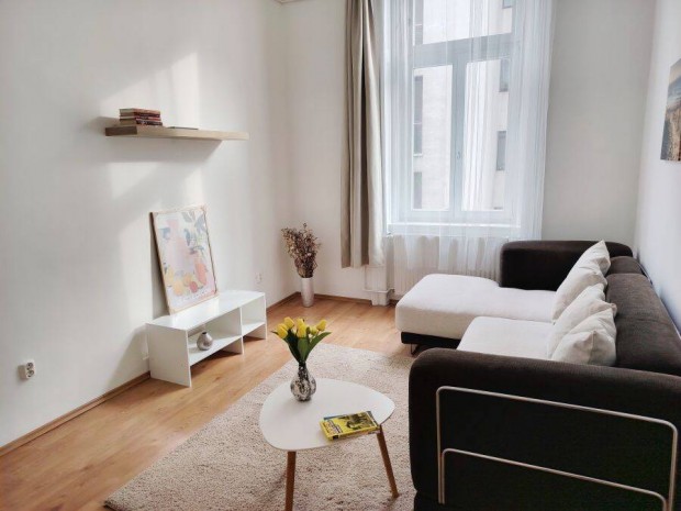 Dessewffy u.-ban, Hitelezhet�, liftes h�zban, emeleti, utcai lak�s