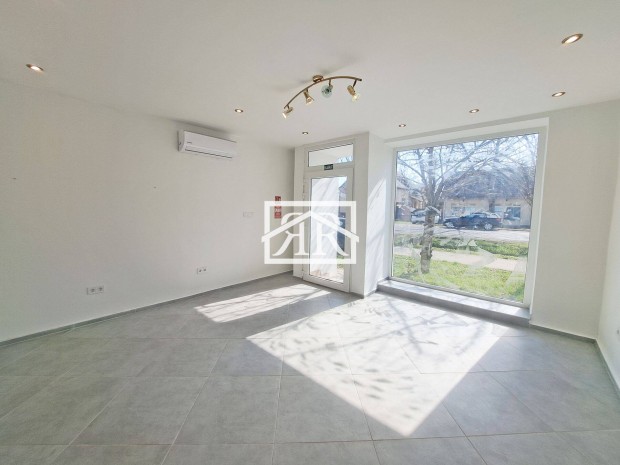 Deszken, 31 m2-es �zlethelyis�g kiad�