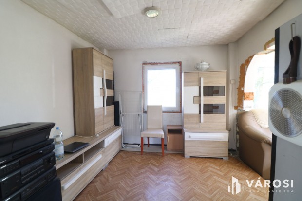 Deszki t�lies�tett, lakhat� z�rtkert elad�.