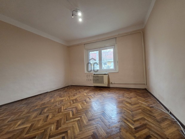 Detki elad� t�gla csal�di h�z