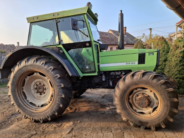 Deutz-Fahr DX92 Traktor / 