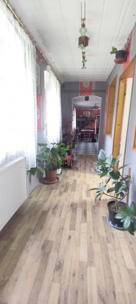 Devecser k�zpontj�ban 4 szoba + nappali-konyh�s csal�di h�z elad�.