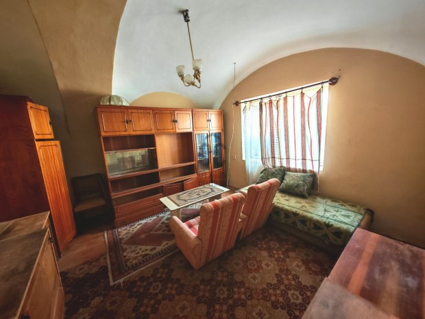 Devecserben, a k�zpontban, 46 nm-es, k�z�s udvaros lak�h�z elad�.