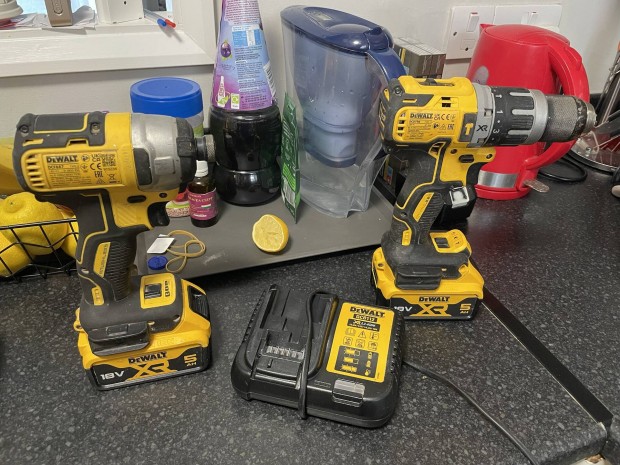 Dewalt csavaroz s fr 2X5Ah akku s tlt