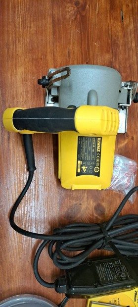 Dewalt vizesvg 