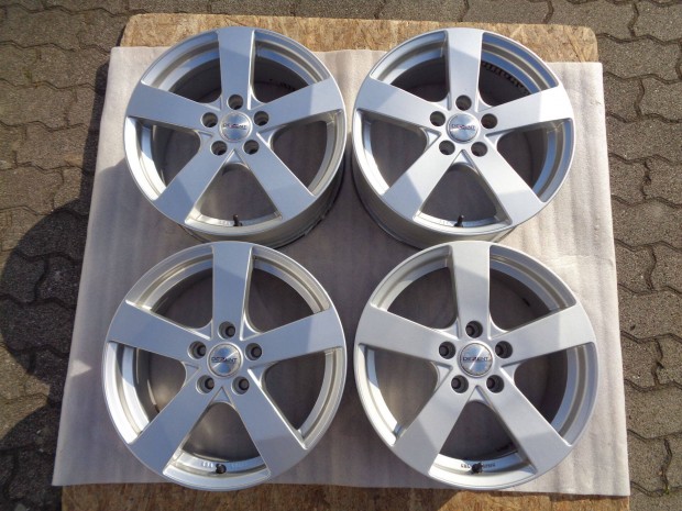 Dezent alufelni 17-es, 5�114.3-as oszt�val sz�p �llapotban elad�