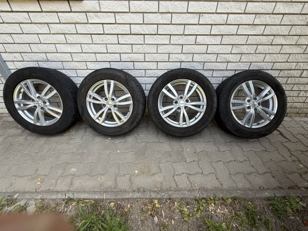 Dezent alufelni tligumival (2014-es KIA Sportageon volt) 