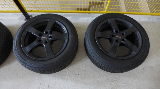 Dezent fekete alufelnik+ Toyo nyári gumiabroncsok 205/55 R16 4 db
