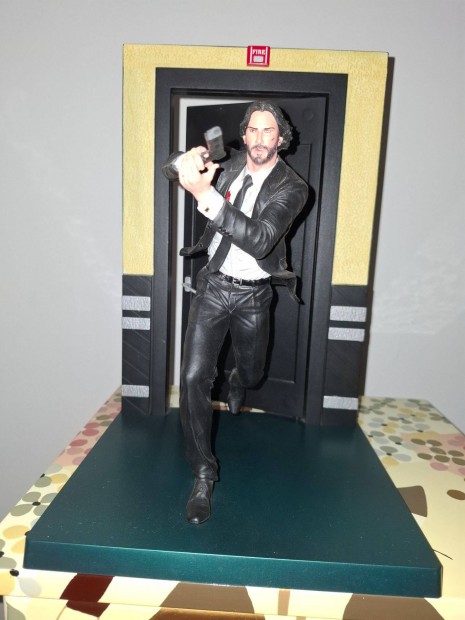 Diamond Select Gallery John Wick (Running) Diorama