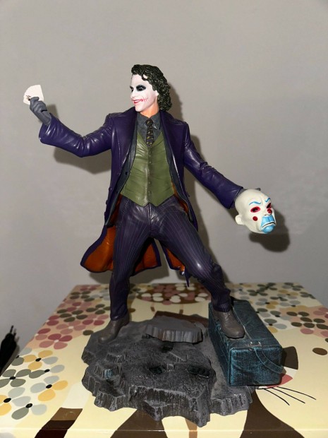 Diamond Select Gallery The Dark Knight Joker szobor