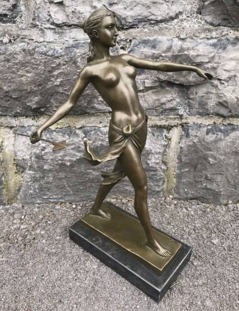 Diana a vadszat Istennje, lndzsval - bronz szobor malkots