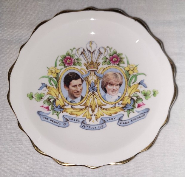 Diana s kroly  eskvjre  kiadott Angol porceln tnyr 1981-bl