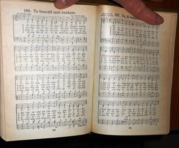 Dics�rj�tek Istent, k�rusk�nyv