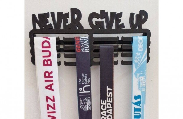 Dicsőségfal - éremakasztó több kivitelben - Never Give Up