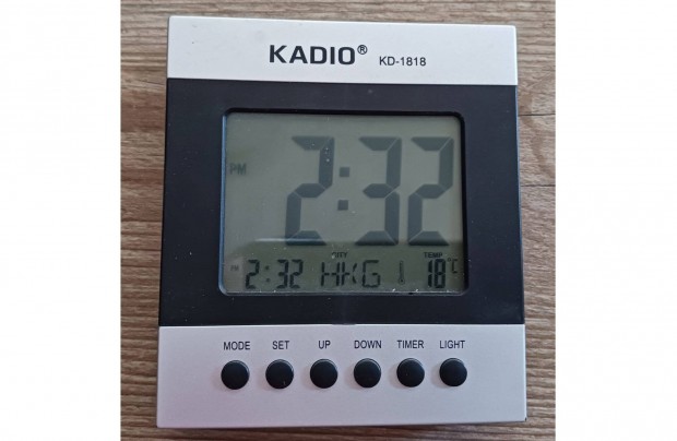 Digitális ébresztőóra, hőmérsékletmérővel