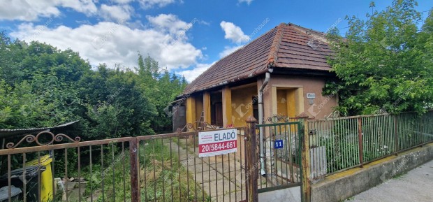Disgyrben feljtand csaldi hz 604 m2-es sk telken elad!